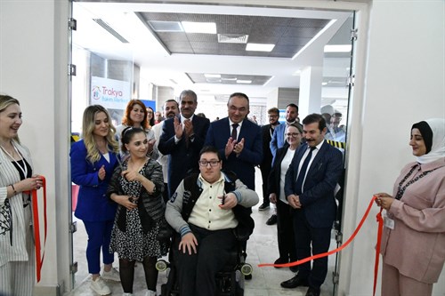 Vali Soytürk Engelliler Haftası Münasebeti ile Düzenlenen Serginin Açılışını Yaptı