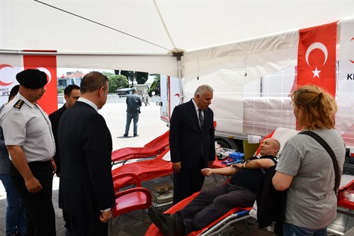 Vali Aziz Yıldırım Kan Bağış Noktası’nı Ziyaret Etti