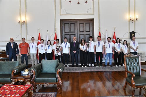 Vali Soytürk Başarılı Serbest Dalış Sporcularını Makamında Kabul Etti