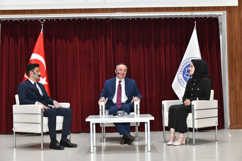 Vali Soytürk Siyaset Bilimi ve Kamu Yönetimi Bölümü Öğrencilerinin Sorularını Yanıtladı 